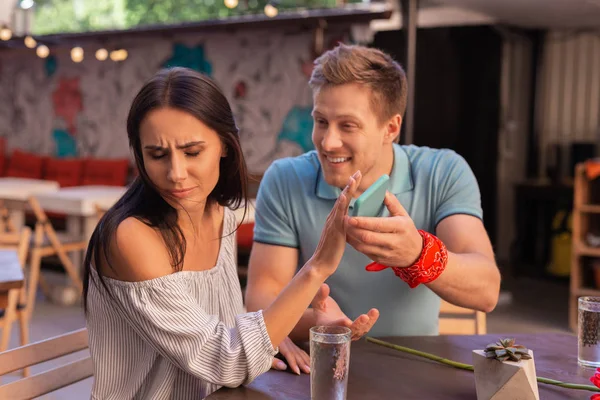 İlgilenmiyorum. Onun yanında oturan yakışıklı adam hiç ilgilendirmiyor sahip çizgili bluz giyen esmer kadın