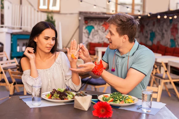 Zorgzame man geven sommige perzik aan zijn vriendin — Stockfoto