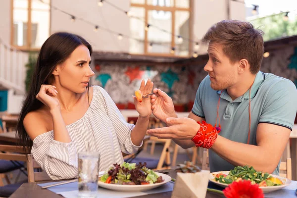 Mujer de mal humor sin apetito mientras su hombre le da comida — Foto de Stock