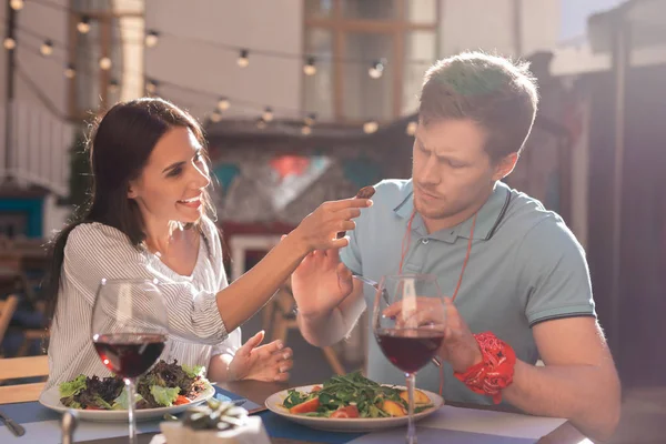 Hiçbir ruh hali ve iştah sahip yorgun sarışın adam