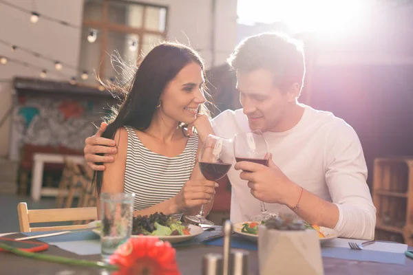 スタイリッシュな女性の驚くべきロマンチックな夕食を食べている感じ — ストック写真