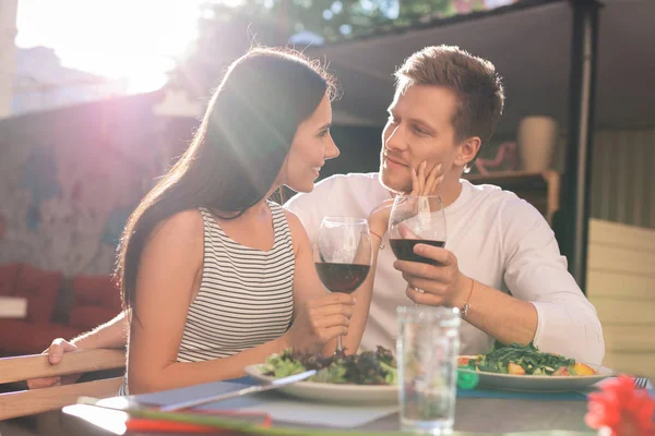 Genç çift ilişki yıldönümünü kutluyor