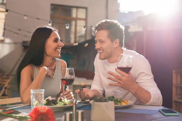 Günün kız arkadaşı sözünü işadamı gülen