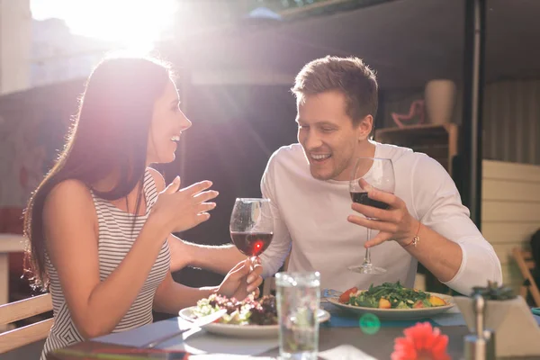 Uzun siyah saçlı onu adam arıyorum gülümseyen kadın gülen