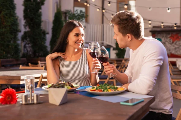 Zarif genç kadın gözlük ile bakım onu adam demir