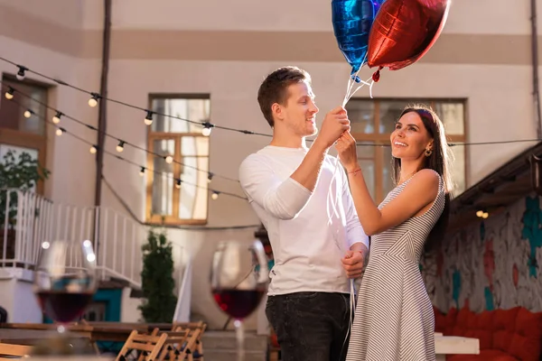 Esmer kadın erkeğini ile onun Doğum günü kutluyor