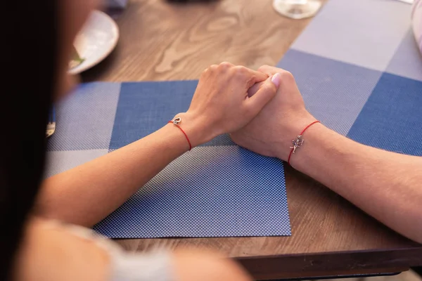 Giovane coppia moderna indossa bei bracciali con pendenti — Foto Stock