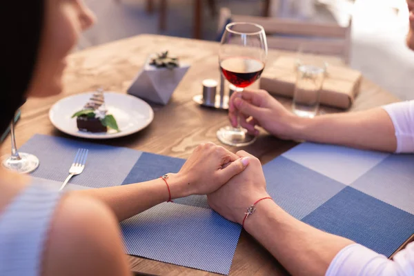 Genç çift harcama akşam açık hava terasında evli.