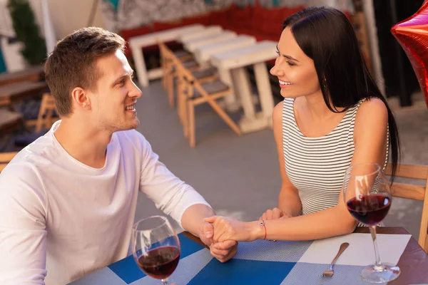 Onun kadın dikkat çekici sarışın işadamı gülümseyen
