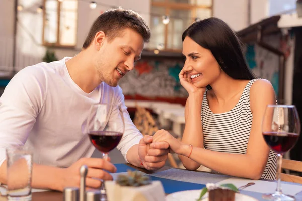 Yakışıklı adam kadını onun hislerini söylüyor