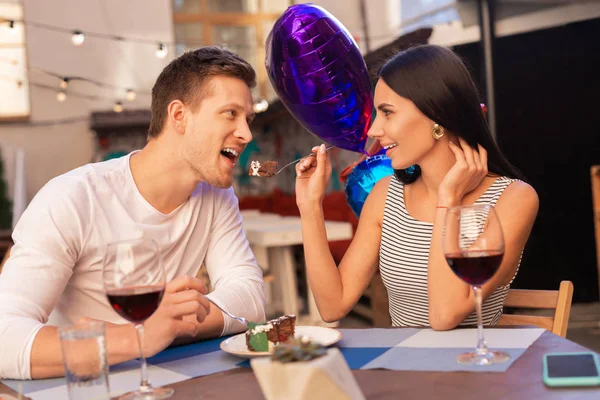 Sarışın adam kadını ile çikolatalı kek yeme