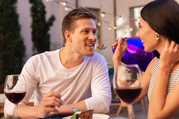 Doğum adam karısını yanında oturan lezzetli pasta yemeye