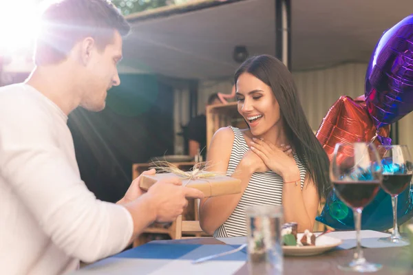 Esmer kadın alıcı hediye şaşırmış duygu