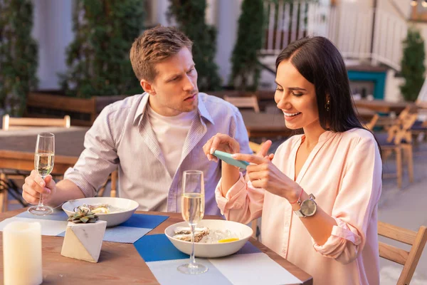 Sarışın adam blogger oturan öfkeli hissediyorum