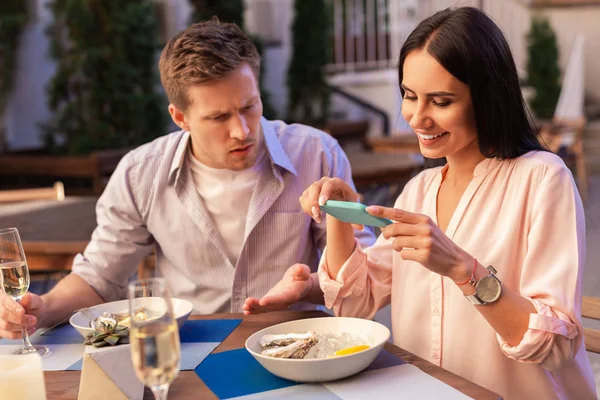 Genç blogger tarihi olan deniz ürünleri fotoğraf yapma