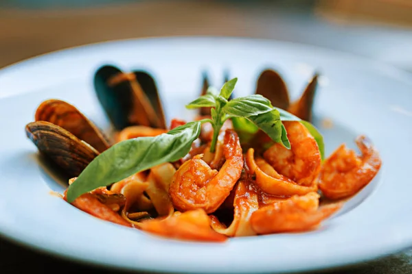 Deniz ürünleri domates soslu masanın üstünde duran güzel bölümü — Stok fotoğraf
