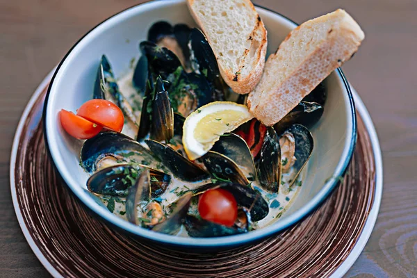 Midye çanağı biraz ekmek ve küçük domates ile