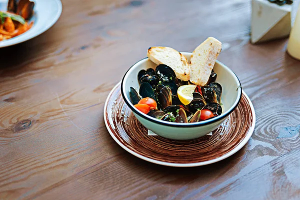 Nefis deniz ürünleri yemek Restoran tablosunda ayakta