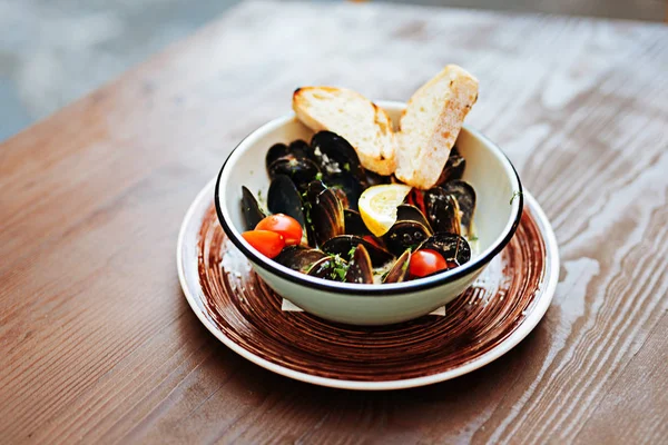 Ahşap masa üzerinde duran güzel süslü deniz ürünleri tabağı