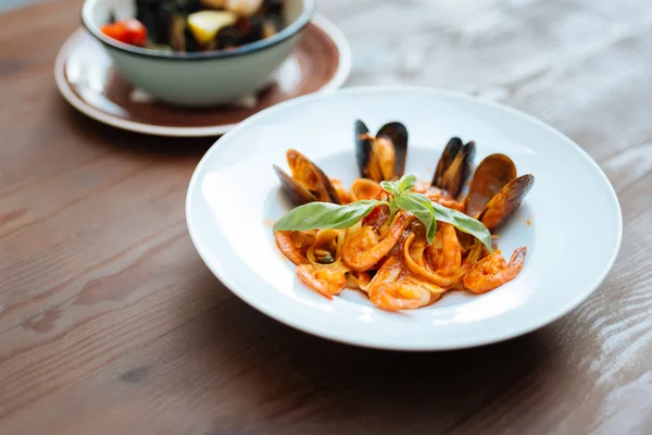 Schönes Gericht mit Pasta und Meeresfrüchten in Tomatensauce — Stockfoto