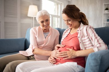 Işınlama kadın kızının hamile karın dokunmadan