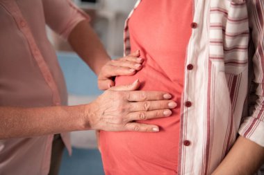 Olgun kadın ile güzel pembe tırnak sanat hamile karnıma dokunmaktan