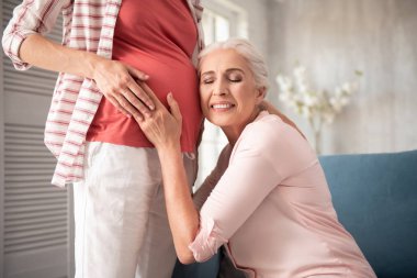 Kadın giyen güzel bol giysiler annesi duran bekleniyor