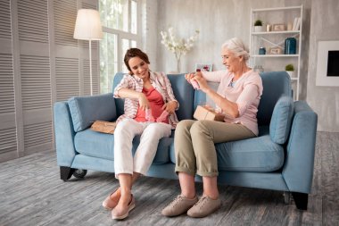 Hamile kadının küçük kız bebek için yeni giysiler alıyor