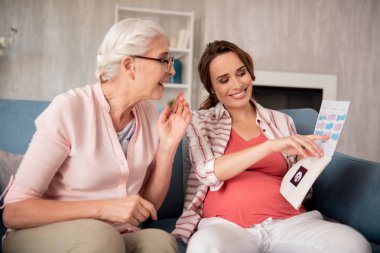 Ultrason soruşturma. Hamile kadın ultrason soruşturma annesine sonuçlar heyecanlı