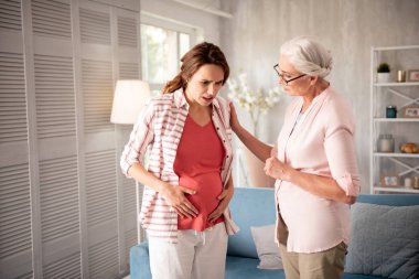 Hamile kadının karnı içinde beklenmeyen ağrı hissi