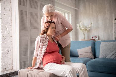 Şefkatli anne hamile kızı baş dönmesi hissi endişeli hissediyorum