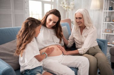 Üç kadın güzel şık hafif giysiler giyiyor