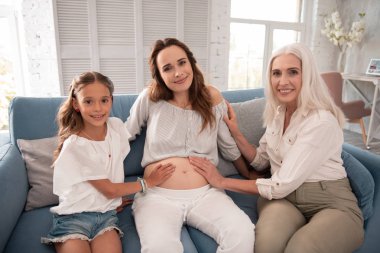 Koyu mavi rahat koltukta oturan güzel kadınlar