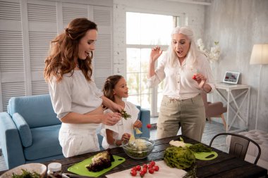 Eğlenceli küçük şirin kız ile birlikte pişirme sırasında iki kadın