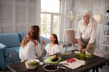 Bakım Büyükanne kızı ve torunu izlerken