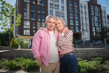 Size gülümseyen neşeli güzel çift