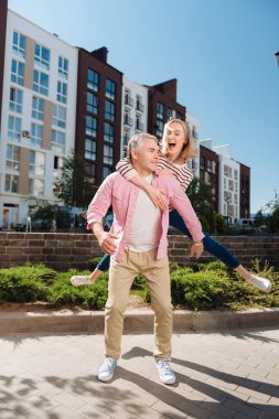 Mutlu mutlu kadın duygularını ifade etme