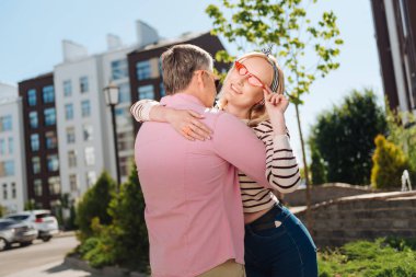 Pozitif neşeli kadın onun güneş gözlüğü sabitleme