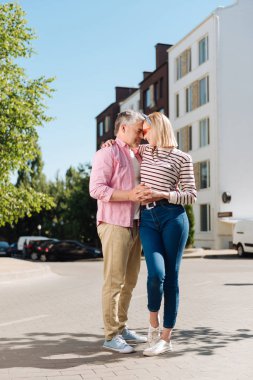 Güzel çift ayakta birlikte