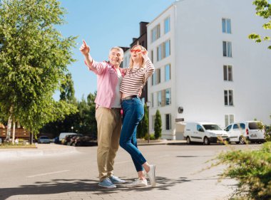 Neşeli pozitif adam parmağıyla işaret