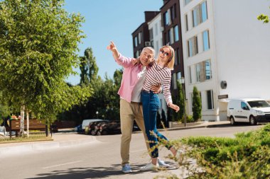 Evde işaret hoş yakışıklı adam