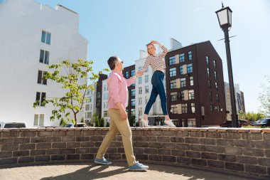 Hanımları elini tutan güzel pozitif adam