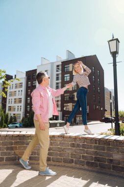 Güzel pozitif kadın kocasını arıyor