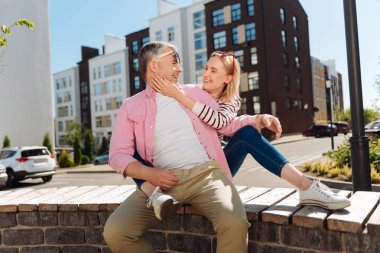 Kocasının yanak tutan güzel neşeli kadın