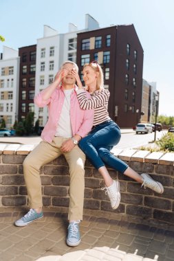 Pozitif güzel kadın bir sürpriz hazırlama