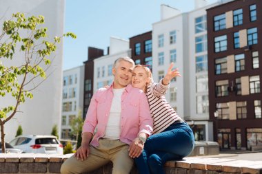 Çok mutlu neşeli kadın eliyle işaret