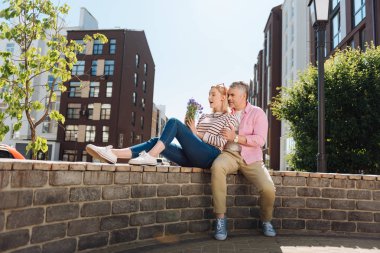 Güzel genç kadın çiçeklere arıyor