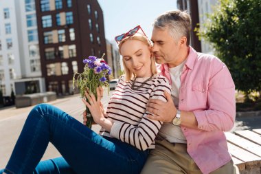 Güzel sevgi dolu babası eşi öpüşme