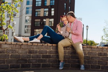 Romantik hisler. Sevgili kız arkadaşı birlikte otururken öpüşme memnun iyi adam