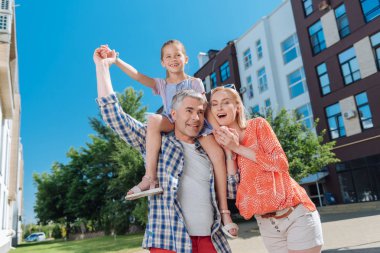 Yürüyüşe sahip memnun iyi Aile